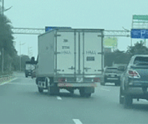 Video: Rượt đuổi nhau trên đường như phim hành động, xe tải chặn đầu ô tô để 'dằn mặt'