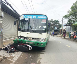 TP.HCM: Cụ ông chạy xe máy tông người đi bộ rồi lao vào đầu xe buýt bất tỉnh