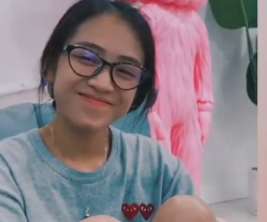 Ái nữ đại gia Minh Nhựa càng giản dị càng trẻ, nhìn như học sinh cấp 3 ai nghĩ đã làm mẹ rồi