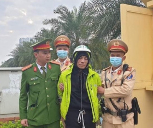 Khống chế tên cướp dùng hung khí tấn công người truy đuổi