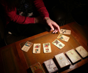 Giới trẻ và đam mê 'đi xem Tarot': Lỗi đời do số phận sắp đặt và những 'tiếng gọi ai oán' lúc 3 giờ sáng chỉ để... 'thầy ơi cho em xem bài'