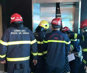 Giải cứu hàng chục người bị mắc kẹt trong thang máy ở Hà Nội