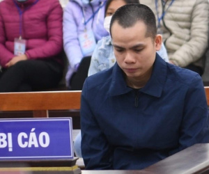 Sau cuộc gọi nhầm số, chồng dùng kéo đâm liên tiếp vào người vợ
