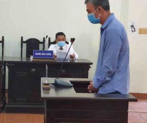 Bóp cổ, tát liên tiếp vào mặt bé gái 4 tuổi vì không chịu ngủ