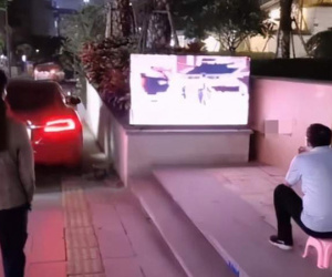 Thấy ông bố bê ghế ra đường xem tivi, nghe lý do hàng xóm phán: Muốn con học giỏi thì phải chịu!