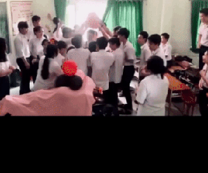 Học trò bí mật mua tặng xe máy 50 triệu khi thầy giáo than nghèo, nhưng sự thật thì shock lắm...