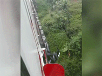 Video: Hoảng hồn cảnh người đàn ông đu bám trên cầu để tránh đoàn tàu