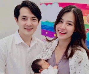 Đông Nhi khoe ảnh Ông Cao Thắng và con gái yêu Winnie nhưng gương mặt sưng húp lại gây chú ý