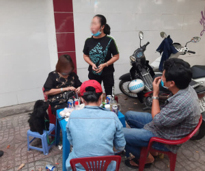 3 người bị xử phạt 6 triệu đồng vì nhậu ngoài vỉa hè không đeo khẩu trang