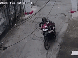 Tên biến thái ôm bọc đồ lót bỏ chạy, ông chú tung cú đá cực chuẩn hạ gục