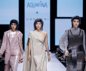Lần đầu catwalk sau đăng quang, Đỗ Thị Hà lộ rõ vẻ căng thẳng từ bước chân đến khuôn mặt bên cạnh Tiểu Vy và Lương Mỹ Linh