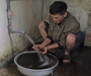 Video: Nước giếng đen kịt nhiễm mangan, dân Hà Nội vẫn dùng mỗi ngày