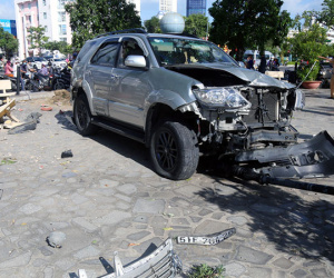 Va chạm với xe máy, ôtô lao lên vỉa hè nhà thờ đá ở Nha Trang