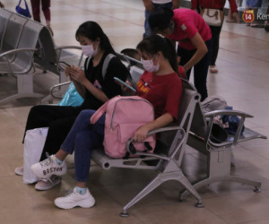 Sinh viên TP.HCM khẩu trang kín mít, lỉnh kỉnh hành lý về quê vì nghỉ học