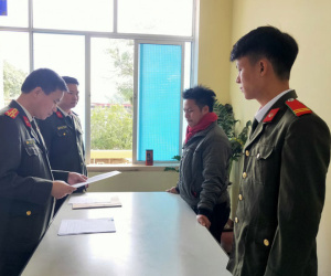 Bị phạt vì không đội mũ bảo hiểm, lên facebook... dọa bắn Trưởng Công an xã