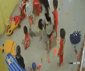Nữ hiệu trưởng trong đoạn clip đánh 2 bé túi bụi, kéo xềnh xệch vào góc khuất camera: 'Tôi thấy mình sai, là tư cách của một giáo viên thì không được đánh trẻ'