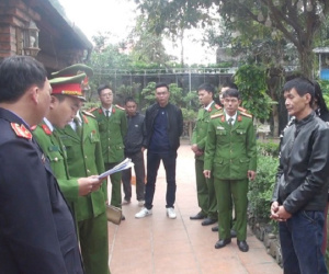 Đại ca giang hồ đánh nạn nhân gãy tay rồi nhét súng vào người chụp ảnh vu khống