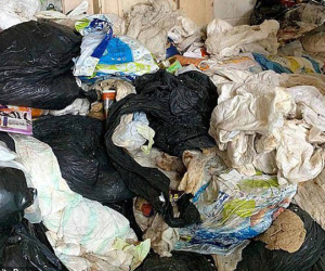Ngôi nhà tích trữ 27 tấn rác ngồn ngộn suốt 1 thập kỷ, không hề vứt bỏ một lần nào khiến đội dọn dẹp suýt ngã ngửa