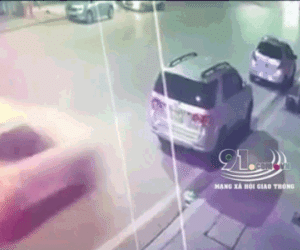 Video: Kinh hoàng cảnh ô tô 5 chỗ mất lái, đâm trúng xe 7 chỗ