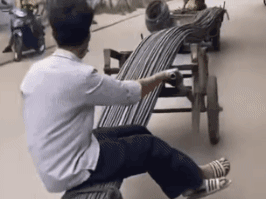 Video: 2 người đàn ông khiến cả phố vừa 'căm' vừa sợ, mỗi lần bẻ lái là thót tim