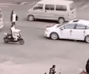 CLIP: Cô gái lao ra giữa ngã 4 chặn xe hoa, 'mặt dày' cản người yêu cũ đi lấy vợ