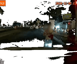 Video: Ô tô dừng đèn đỏ, thanh niên bất ngờ xông đến lau kính, sau cùng mới đòi tài xế một thứ