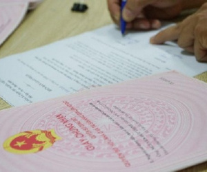 Cần lưu ý gì khi mua bán nhà đất mà sổ đỏ ghi tên hộ gia đình?