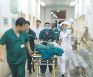 Cô gái 28 tuổi bất ngờ ngất xỉu, liệt nửa người cả đời dù đã được cấp cứu, nguyên nhân xuất phát từ thói quen trước khi đi ngủ của nhiều người trẻ