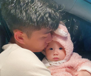 Phan Văn Đức bịn rịn bên con gái trước ngày lên tuyển, vợ an ủi: 'Mẹ con ra ngay với bố mà'
