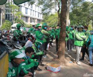 Video ảnh Hà Nội: Xe ôm công nghệ tắt ứng dụng, tập trung tới trụ sở Grab phản đối tăng cước phí