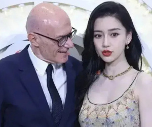 Rộ lên khoảnh khắc Angela Baby bị đối tác ngoại quốc nhìn chằm chặp, có hành động thái quá gây xôn xao Weibo