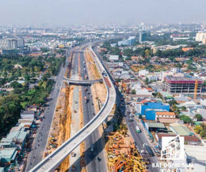 Cuộc đua Đông - Tây: Hai cực nóng của Sài Gòn