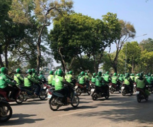 Cảnh sát giải tán hàng trăm người mặc áo Grab diễu hành quanh hồ Gươm