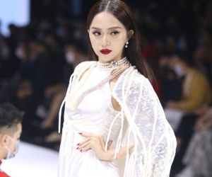 HOT: Hương Giang tái xuất sau scandal bằng màn catwalk thần thái, cùng Tiểu Vy làm vedette cho NTK Adrian Anh Tuấn tại AVIFW 2020
