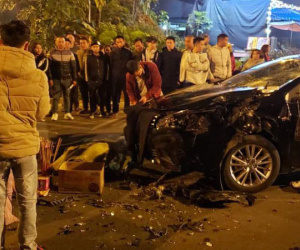 Xe máy kẹp 3 va chạm kinh hoàng với ô tô, 3 nam sinh thương vong