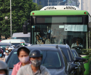Video: Ô tô xe máy mặc sức 'khóa' buýt nhanh BRT trong làn dành riêng