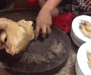 Trầm trồ với video chặt gà đều như máy thu hút 5 triệu lượt xem của nam thanh niên, bảo sao mà các cụ khuyên chặt gà giỏi là có thể lấy vợ