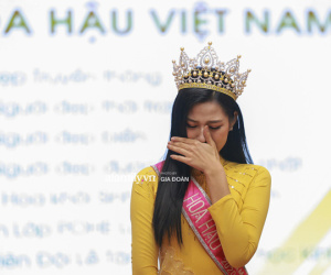Đỗ Thị Hà rơi nước mắt tiết lộ sự thật về bức hình lấm lem bùn đất được lan truyền trên mạng: 'Nhờ điều đó em mới biết cha mẹ đã phải vất vả thế nào'