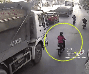 Xe ben lao vào cô gái đi xe máy gây tai nạn kinh hoàng