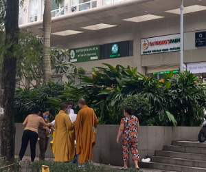 Người đàn ông bất ngờ gục chết trên xe máy khi đang bấm điện thoại