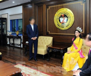 Hoa hậu Đỗ Hà bị chê trách vì ngồi khi thầy giáo đứng báo cáo: ĐH Kinh tế Quốc dân nói gì?
