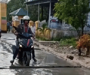 Ngang nhiên chạy xe máy vào đường chưa sửa xong, người đàn ông vô ý thức nhận cái kết sấp mặt