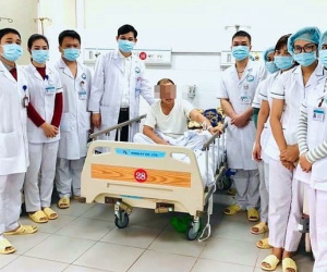 Trâu đuổi nhau, húc người đi đường khiến một người đàn ông nguy kịch