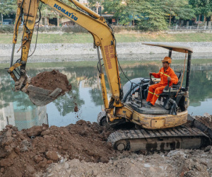 Ảnh: Lắp đặt hệ thống cống ngầm được kỳ vọng 'hồi sinh' sông Tô Lịch