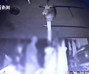 Thấy quần áo lót liên tục có vết ố vàng kỳ lạ, người phụ nữ lắp camera thì chứng kiến cảnh tượng khiến cô 'rụng rời'