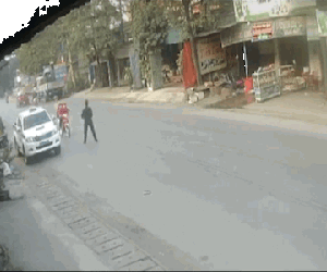 Video: Cố tình 'chạy chốt', đôi nam nữ tông văng chiến sĩ CSCĐ