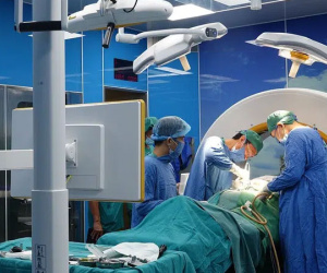 Người đàn ông bị thang máy kẹp đầu, vỡ hộp sọ