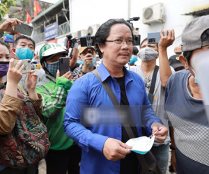 Buổi tiễn đưa NS Chí Tài trước khi sang Mỹ: NS Công Hậu có mặt từ sớm, gia đình cố diễn viên hiện rõ nét đau buồn