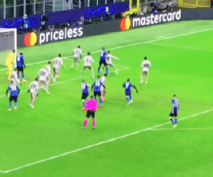 Khó tin với tình huống Lukaku 'cản' pha dứt điểm của Sanchez khiến Inter bị loại