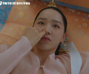 Mr Queen: Choi Jin Hyuk khóc thét vì xuyên không về cổ đại làm vương hậu, cưới vua